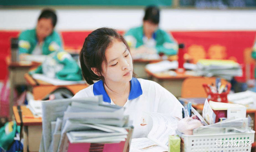 大学|高中生迎来2个“坏消息”，学生们喜忧参半，家长：上不起大学了