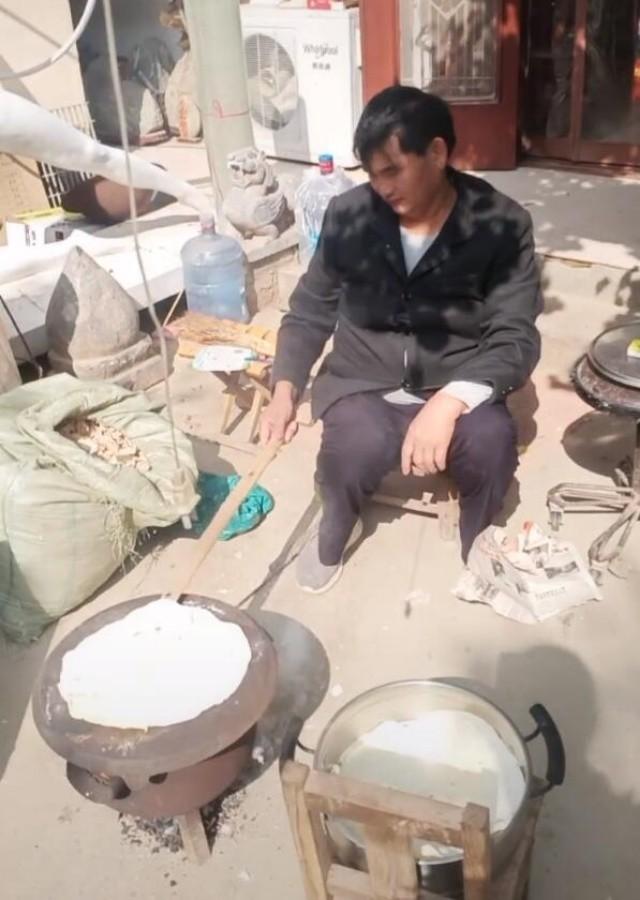 朱之文|朱之文夫妇亲自为儿媳做摊饼，环境脏乱差，陈亚男脸上表情复杂