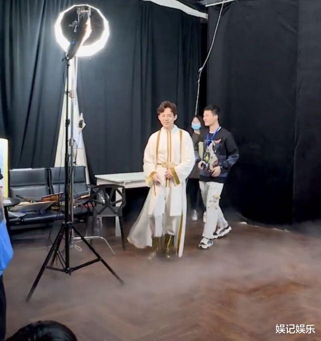 谢娜|谢娜被曝怀二胎后，快本官博晒花絮，娜姐被搀扶走路小心翼翼