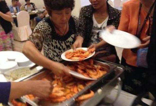 [纽约]自助餐厅里，大妈吃自助餐的方式遭老板的谩骂，食客直言：该骂