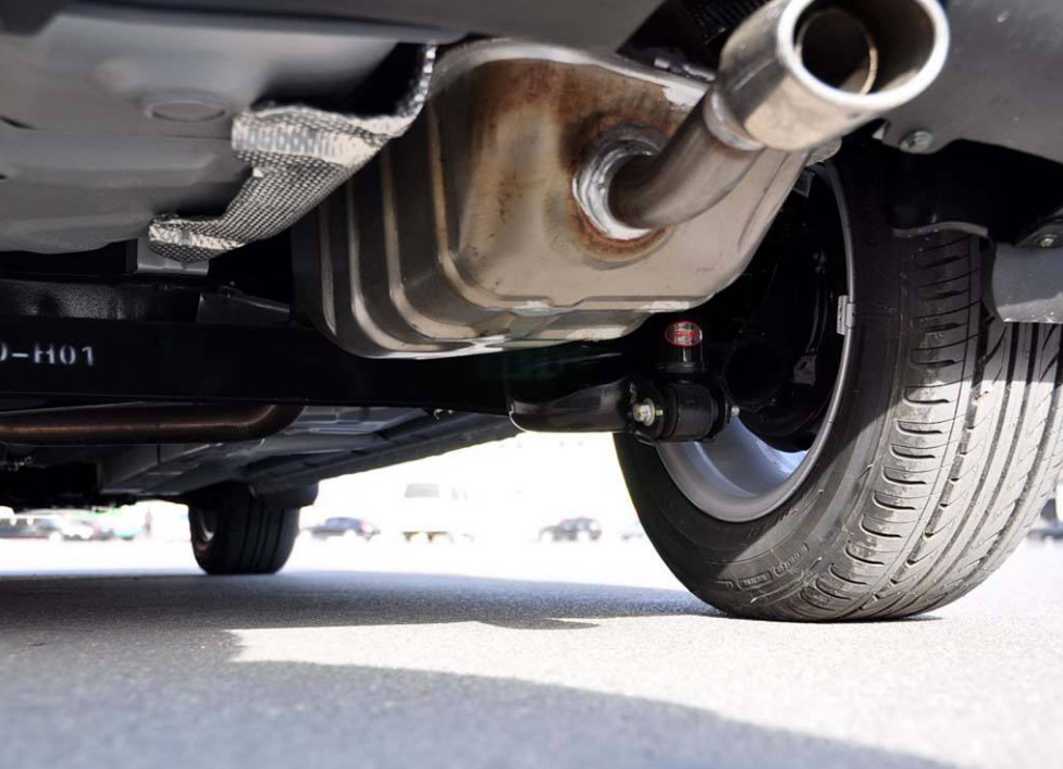 「买车」汽车一根、两根排气管啥差别？跑完高速含泪弄懂，差了十万八千里