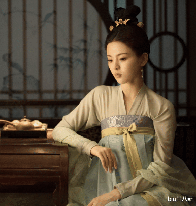 #杨超越#有一种同框叫杨超越，永远保持一个站姿，不是女主却胜似女主