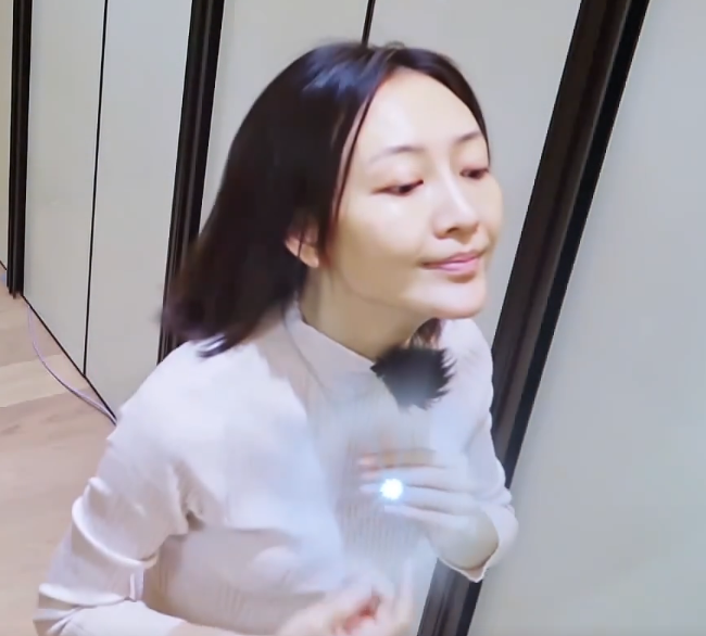 『王鸥』王鸥家中化妆，无意扫过梳妆台，这才是属于女明星的化妆品