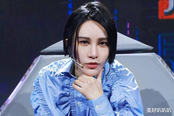 超女|16年了，超级女声出来后最火的是两个冠军，最不火的也是两个冠军