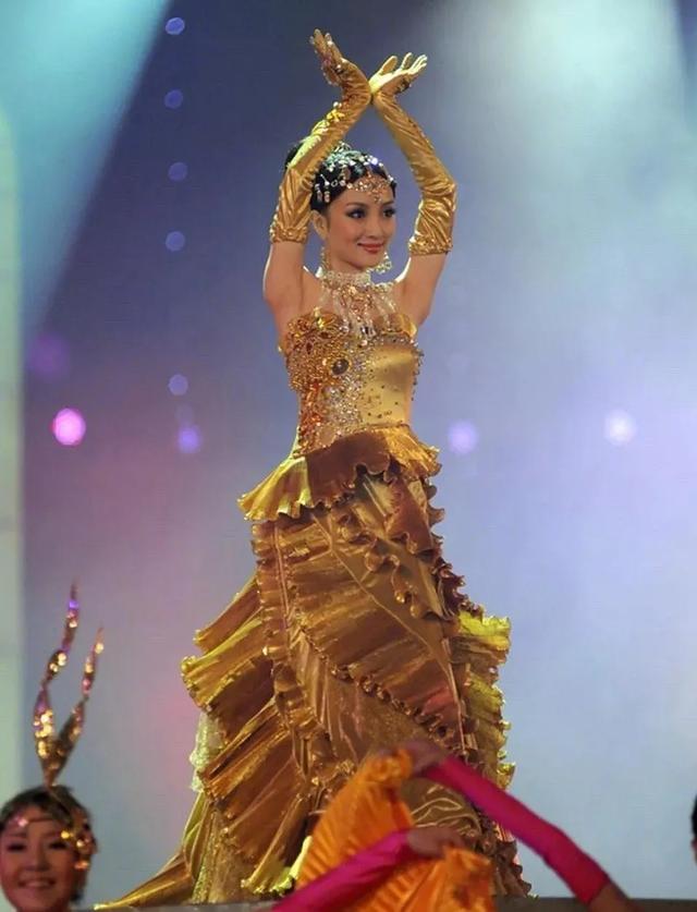 金鹰女神|宋茜金鹰女神造型邋遢惹吐槽，膀大腰圆堪称灾难，被嘲历届最丑