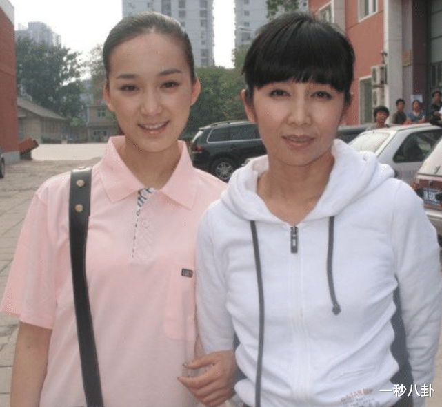 「央视」她才是人生赢家，曾是央视当家女主持，如今51岁成亿万富婆