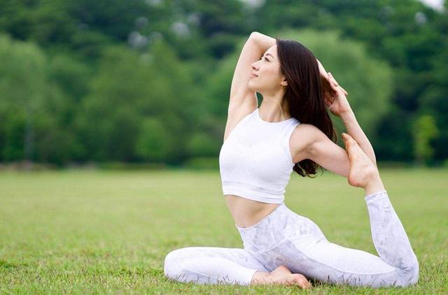 情侣|“最年轻爸爸”走红，与女儿上街似情侣，女孩无奈：这真是我亲爹