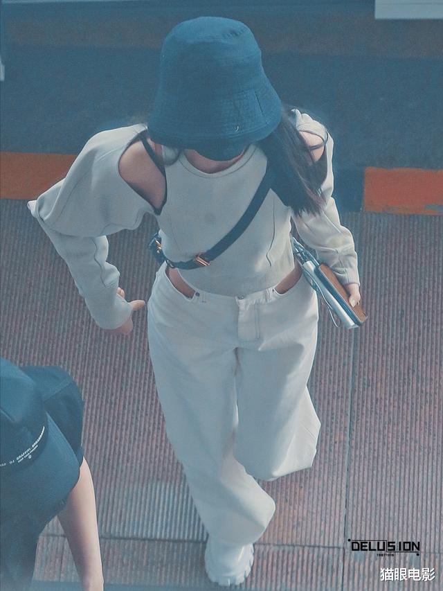 [赵丽颖]夫妻合体！赵丽颖产后恢复太好，大方秀细腰，冯绍峰全程拎包护航