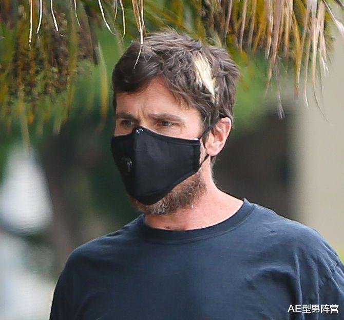 [克里斯蒂安·贝尔]笑哭！46岁克里斯蒂安·贝尔最后的顽固，胡子从口罩“喷”出来了