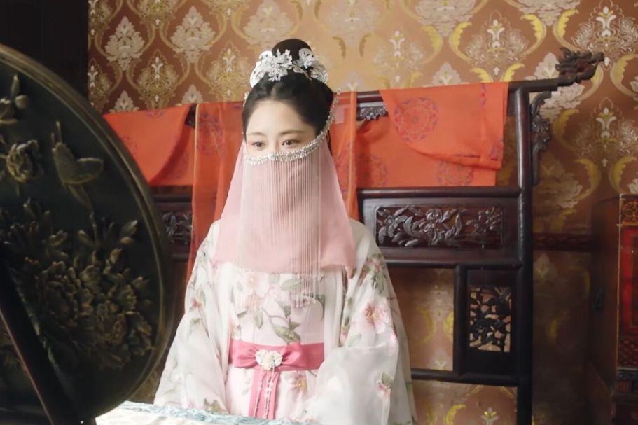 【锦衣之下】锦衣之下：高定服装一套上万元，今夏就有34套，最富捕快在此