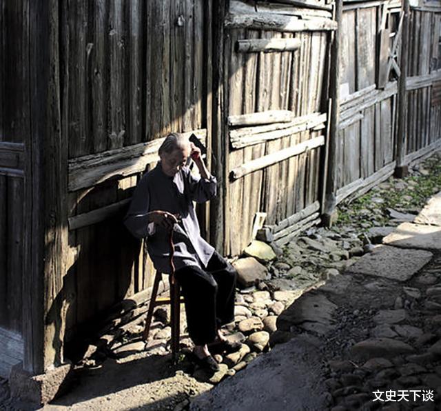 文史天下谈|老人77岁去世，生前节俭每天光吃咸菜，死后6人清点遗产3小时