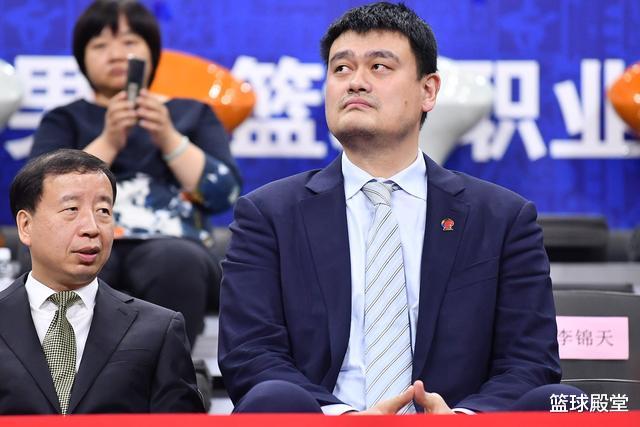 「」CBA一天6消息! 杜锋因伤坐轮椅，阿布或7月复出，新疆内线