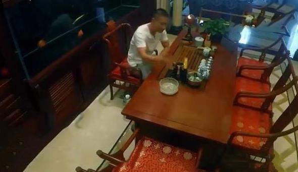 ktv：曹云金晒出自己家豪宅，装修还用了金箔，硬是把自己家装修成KTV