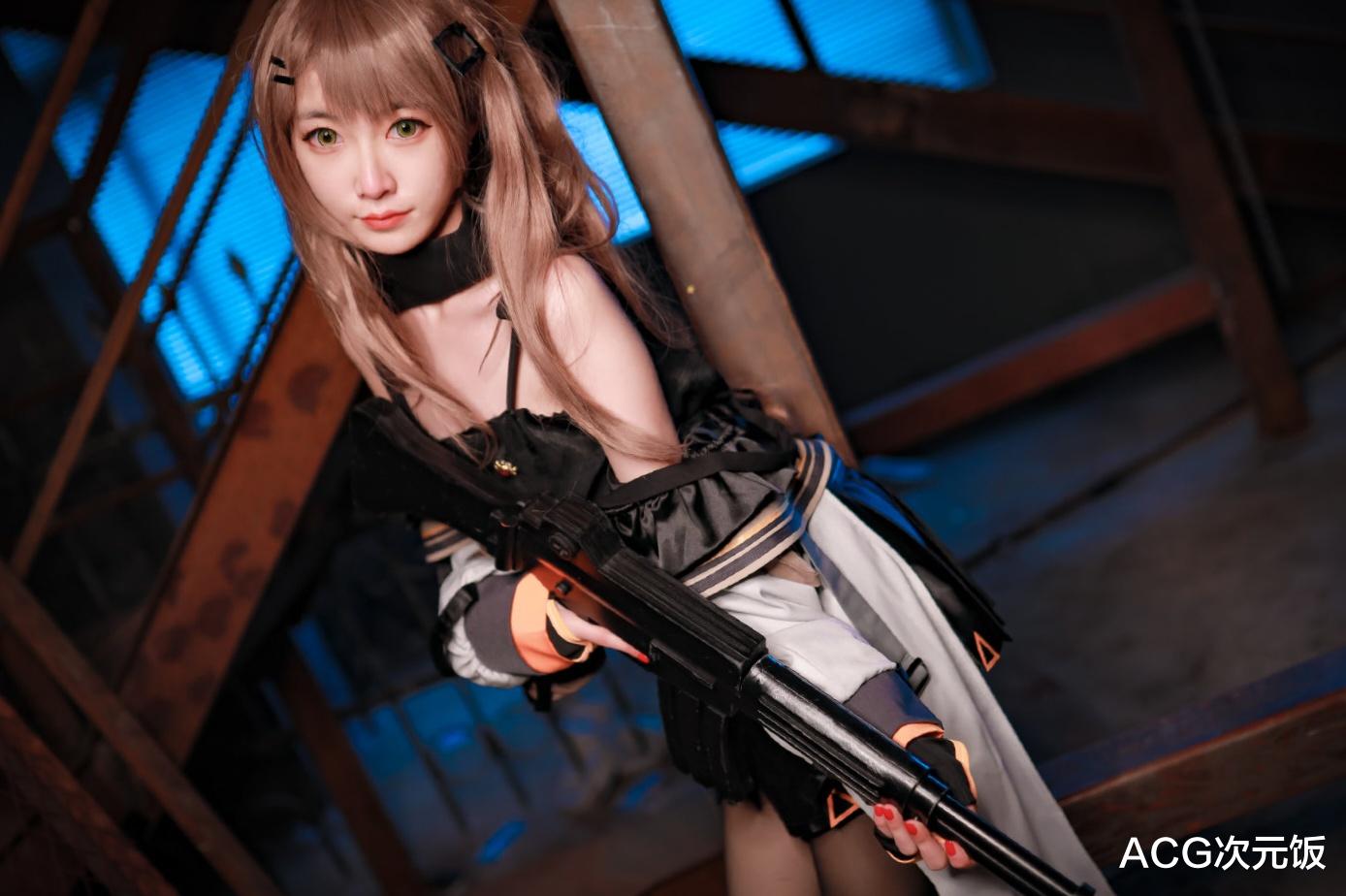 步枪▲少女前线K2 COS，黑袜一字肩娇俏可人，手臂太纤细拿不动步枪啦