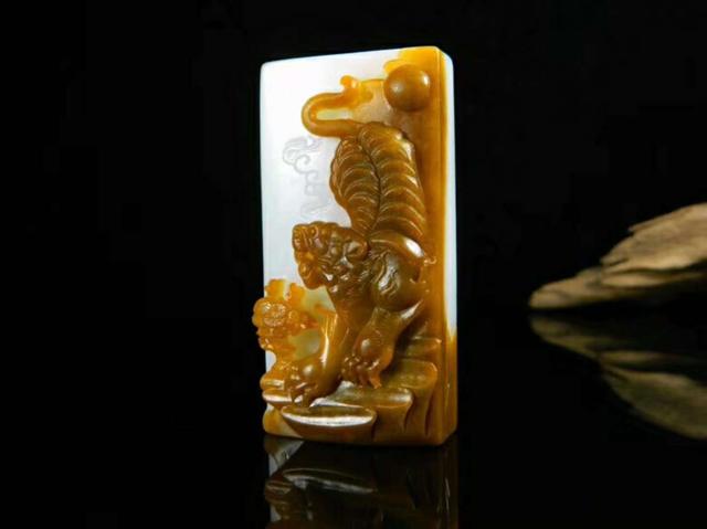 玉雕■因材施艺，巧夺天工的俏色巧雕，到底美在哪里？