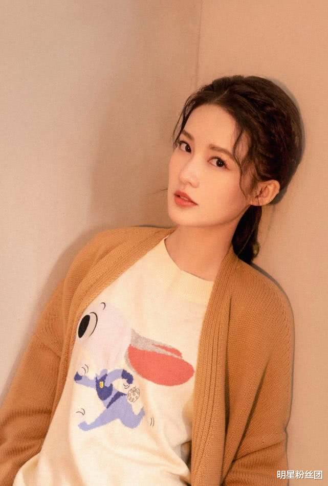 李沁▲本以为她终于要大火了，却不料两部剧男主角都不省心，防爆体质？