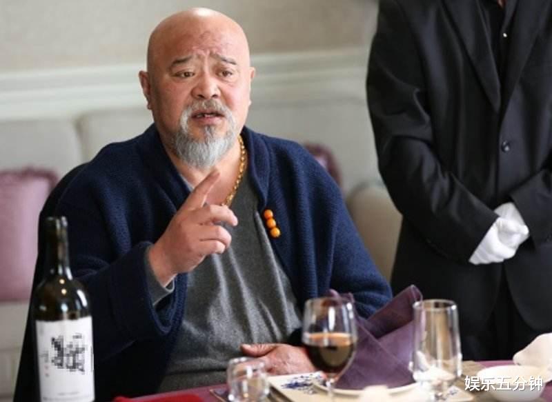 「李琦」64岁李琦近照，骑老年代步车买菜，网友：还能再低调点吗