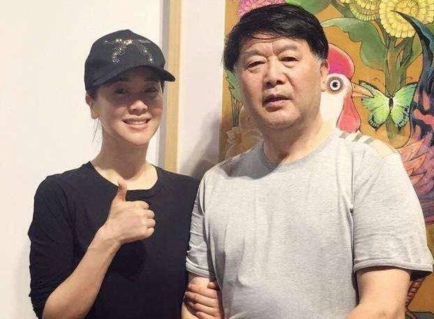 「王丽坤」她貌美如花，30多岁嫁给50多岁的老公，家庭和睦，让人羡慕