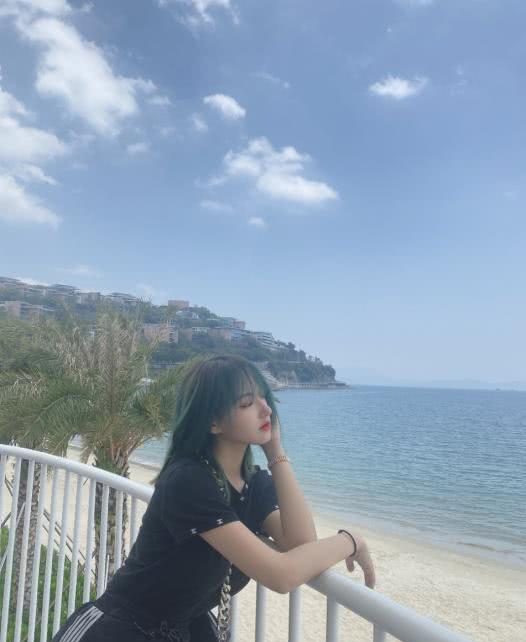 『程潇』程潇不愧是“火箭少女”，海边绿发随风摇曳，果然是酷女孩儿