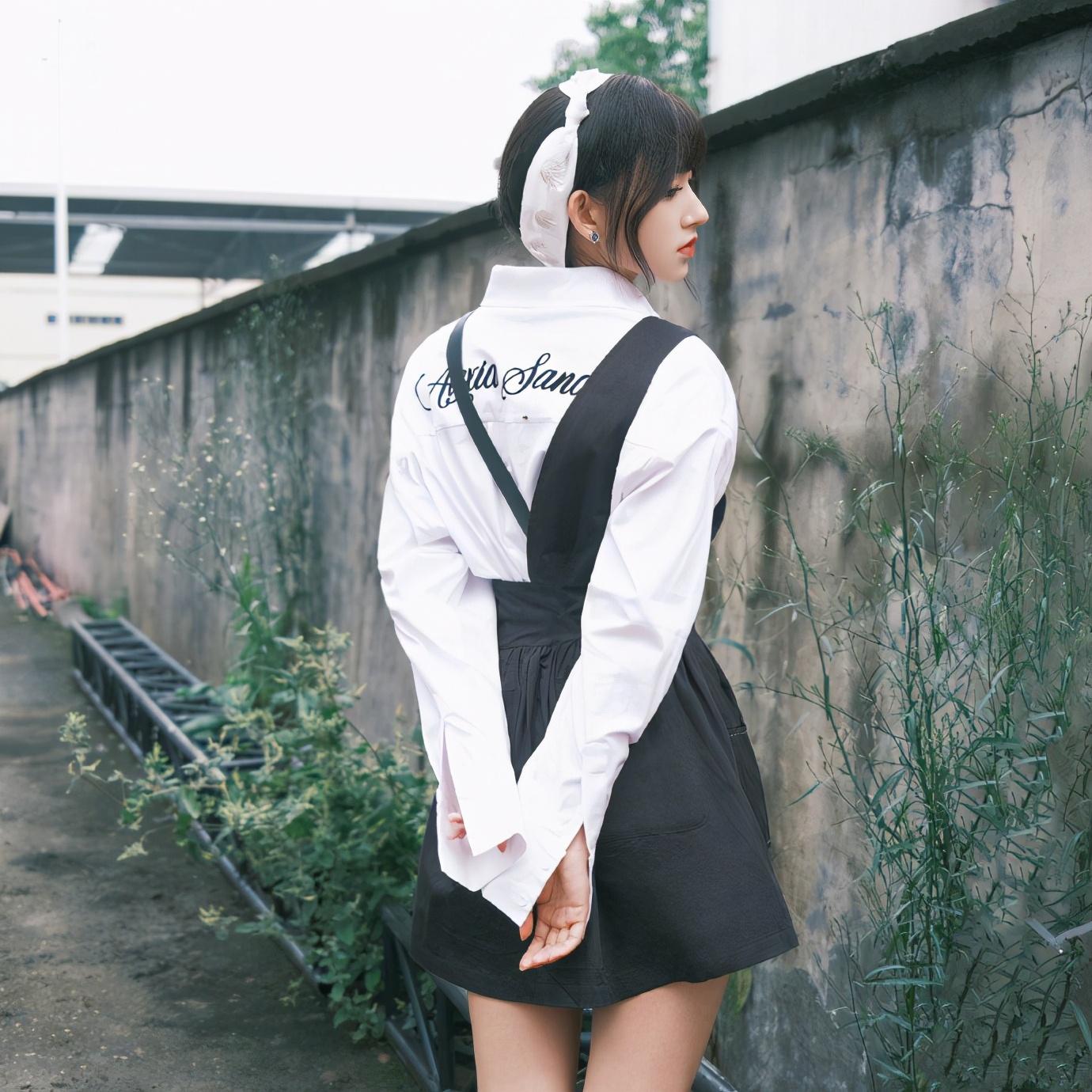 刘海|程潇还是换回“铁刘海”瞧着顺眼，用白衬衫配背带裤，咋看咋美