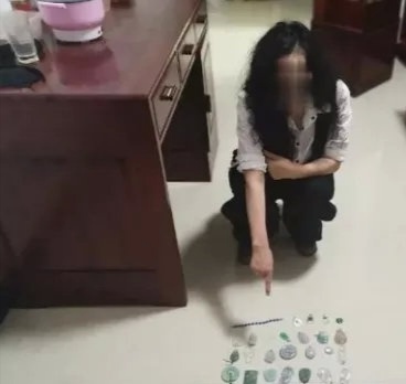 『翡翠』翡翠女飞贼,沉迷赌石在瑞丽盗走60件毛料,价值近百万!