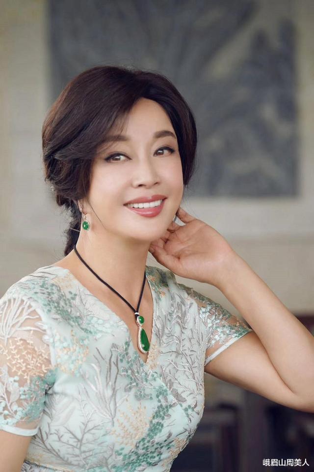 发型|50岁女人别再留齐刘海了,今年流行5种“发型”,显脸小不挑人