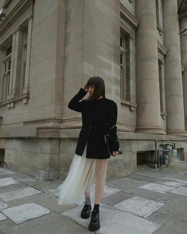 羽绒服|“万能黑”才是最难驾驭的颜色，想要穿得高级，7个小妙招要学会