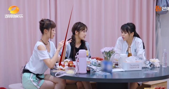 蓝盈莹|三个人一起吃小龙虾，谁注意蓝盈莹脚放哪了？素质是装不出来的