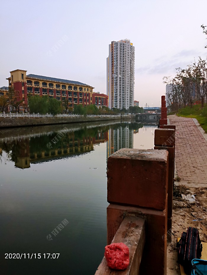 |夜晚手竿钓 小鱼闹死了