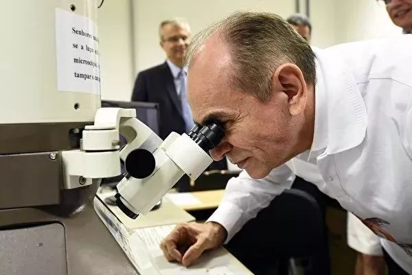 「霍金」“霍金：“曾预言21世纪冲击人类的不是人工AI而是病毒？”