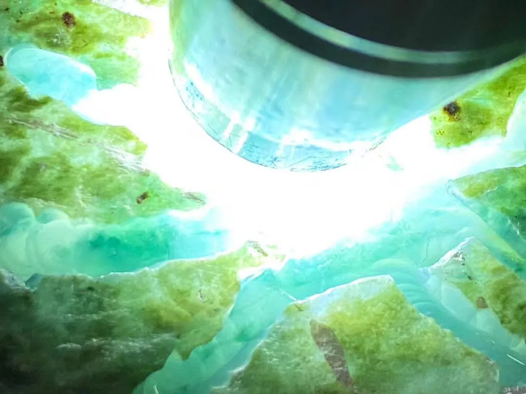 心动的感觉|翠友买下的会卡原石取出了冰飘花手镯，是心动的感觉呢