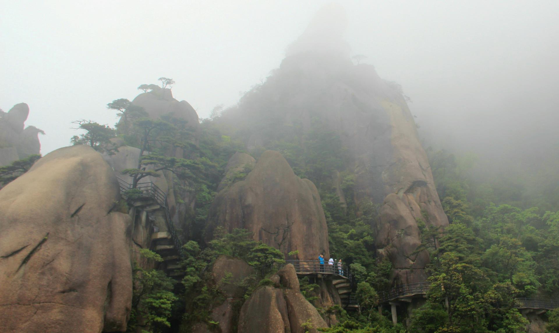 「三清山」这座道教名山，雾气萦绕恍如仙境，是中国最美的五大峰林之一