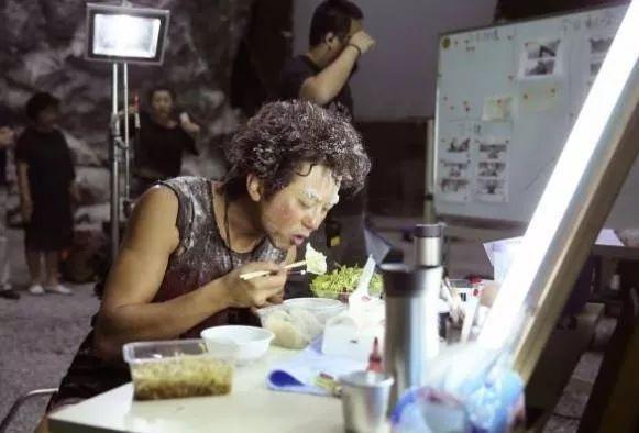 刘亦菲|明星在片场休息：赵丽颖蹲在土坑，刘亦菲在炒菜，看见胡歌后我笑了！