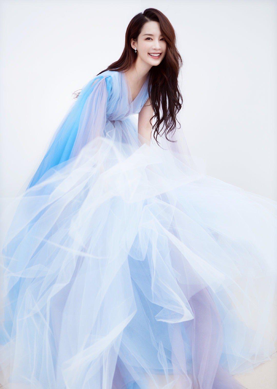 李沁藍紫漸變色紗裙亮相活動，披風設計又颯又美，仙女本人沒錯瞭-圖9