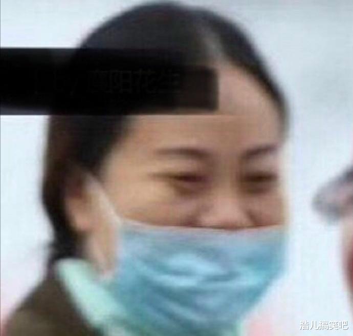 |一男子马拉松裤子摩擦磨破了,局部漏红了,大姐笑的好灿烂!哈哈哈