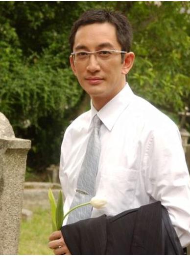 吴启华|43岁娶小21岁娇妻，7年败光上亿家产，今带女儿住出租屋