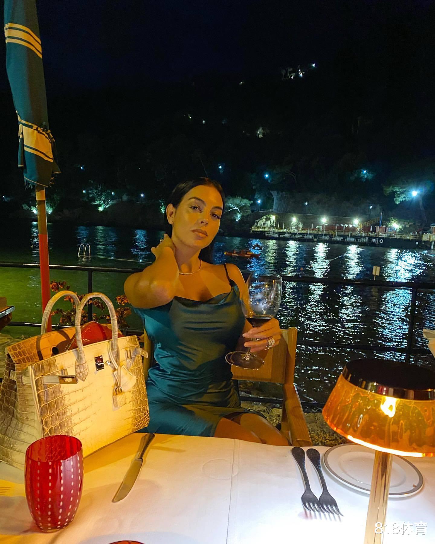 AC米兰|C罗请友人海边共进浪漫晚餐! 总裁干杯一饮而尽, 乔妹晒爱马仕包包