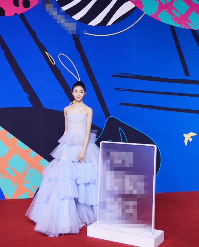 新謀女郎劉浩存亮相活動現場，穿冰藍色紗裙，美成白天鵝-圖2