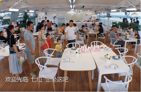 刘宇宁|《中餐厅》做饭多恶心?炒菜用烂油,刘宇宁切菜还拿垃圾,不敢吃