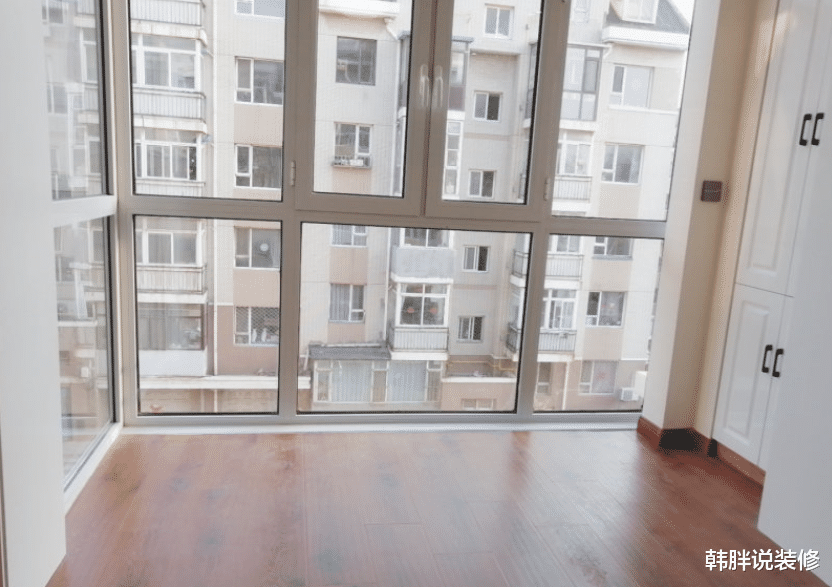 「」100㎡两室两厅新房,阳台故意抬高20公分,比多一个房间还实用