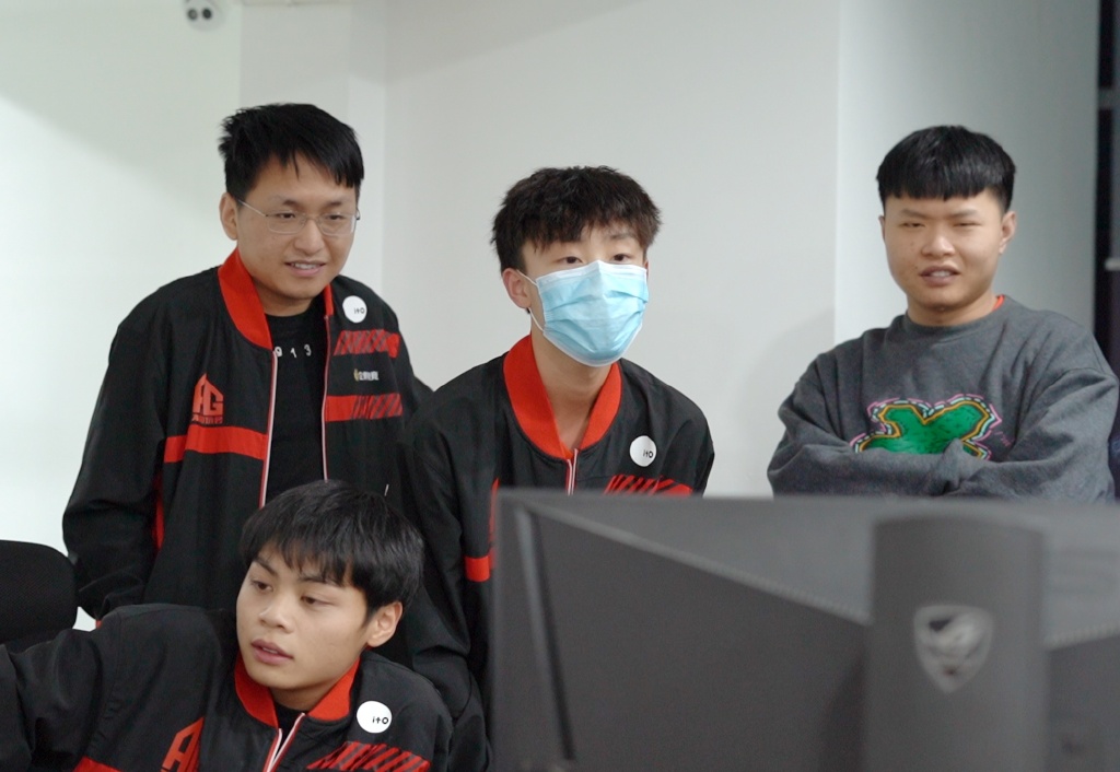 [关羽]AG七年拿下KPL首个关羽五杀，网友还认为他该替补，他和麟羽谁该首发？