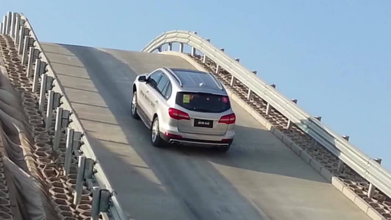 「动力」新手学车半坡起步难，告诉你该怎么踩离合器