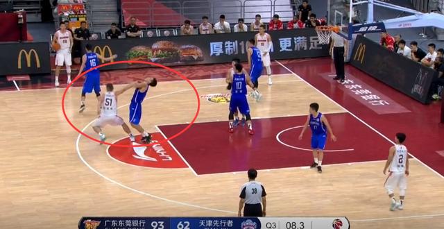 『广东男篮』生气了！万圣伟进攻犯规杜指导口吐芬芳，解说：都不敢回替补席了