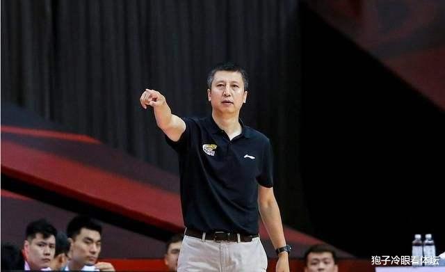 郭士强@正式下课！国内媒体：1胜3负后郭士强离开教练位置 杨鸣继任