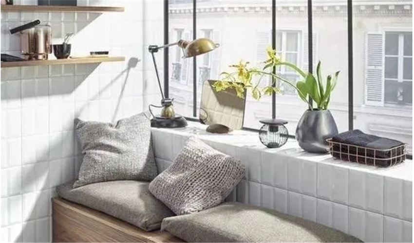 |阳台多打出一排矮柜,既能当休闲区又能储物,简直多出半间房