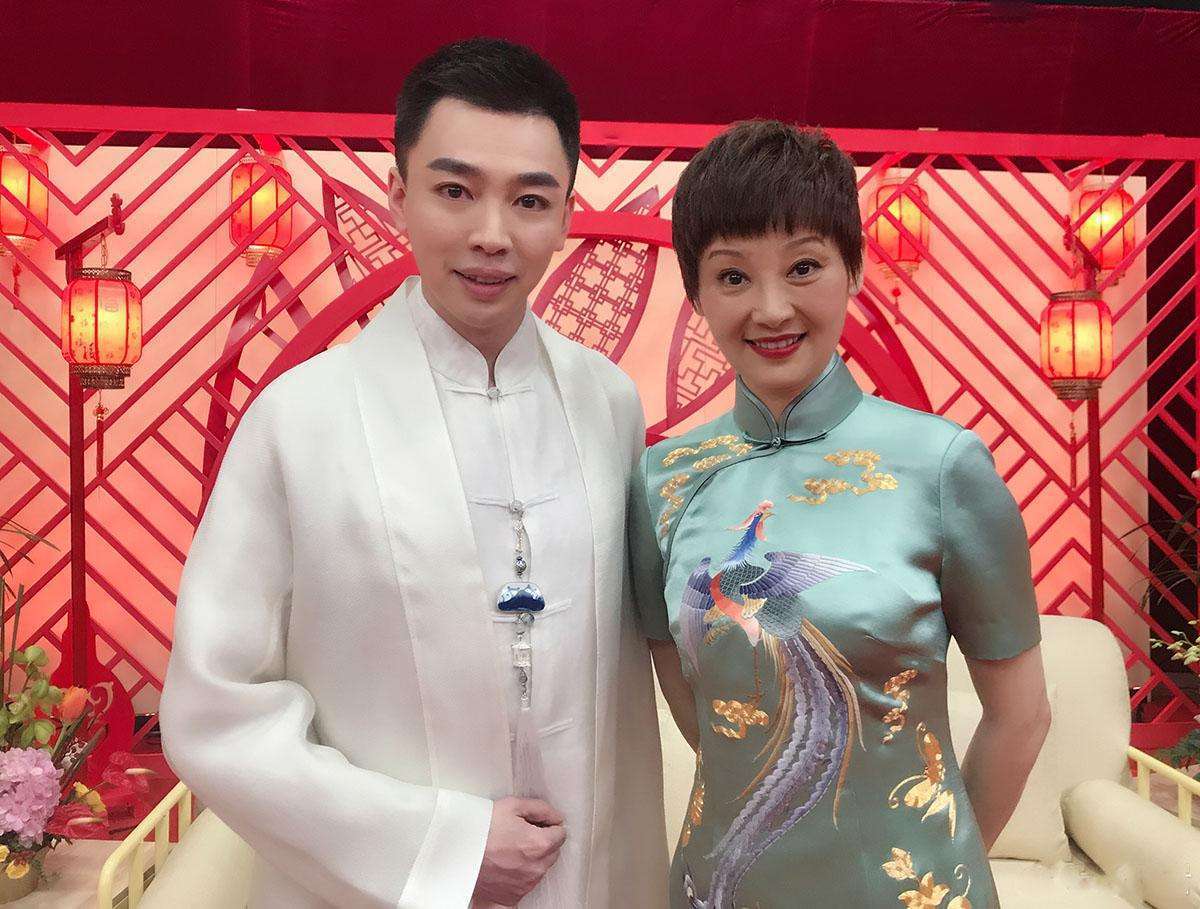 旗袍|徐帆穿旗袍特别高贵，配精致短发+坡跟鞋，53岁气质太优越