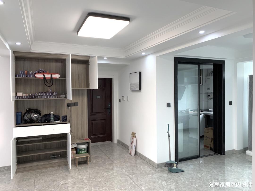 |三个月硬装完工，墙面刮白，地面铺灰色瓷砖，效果非常满意，晒晒