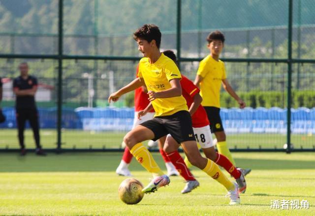 青训|上午9点! 上海媒体再现争议言论: 将恒大青训妖魔化, 球迷质疑声一片