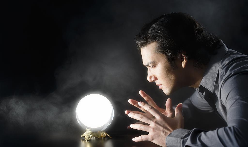 ##神奇女裁缝,百年前就预言了今天的一系列大事,如今都被一一验证