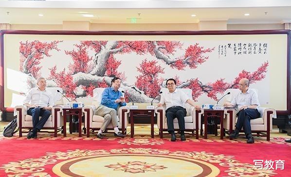 耳机|访上交复旦南大后，任正非再访北大清华中科院，攻下光刻机还远吗